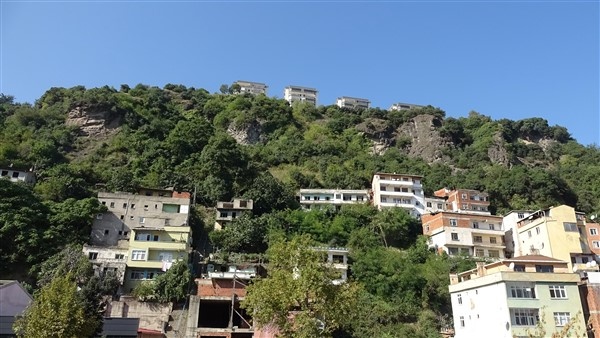 Kayalar yamaçtan koptu! Trabzon'da 10 ev boşaltıldı 4