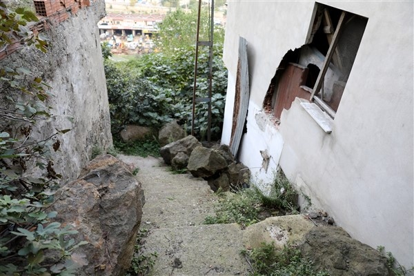 Kayalar yamaçtan koptu! Trabzon'da 10 ev boşaltıldı 15