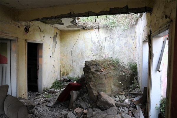 Kayalar yamaçtan koptu! Trabzon'da 10 ev boşaltıldı 7