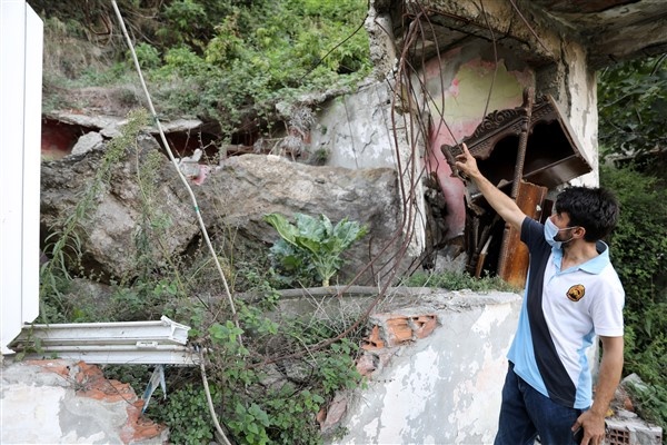 Kayalar yamaçtan koptu! Trabzon'da 10 ev boşaltıldı 13