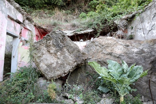 Kayalar yamaçtan koptu! Trabzon'da 10 ev boşaltıldı 12
