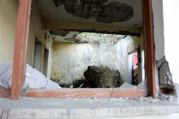 Kayalar yamaçtan koptu! Trabzon'da 10 ev boşaltıldı 2