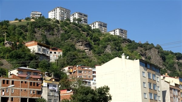 Kayalar yamaçtan koptu! Trabzon'da 10 ev boşaltıldı 3