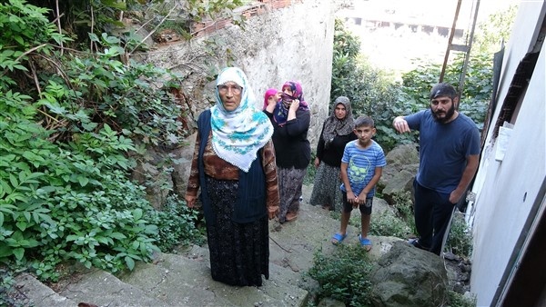 Kayalar yamaçtan koptu! Trabzon'da 10 ev boşaltıldı 14