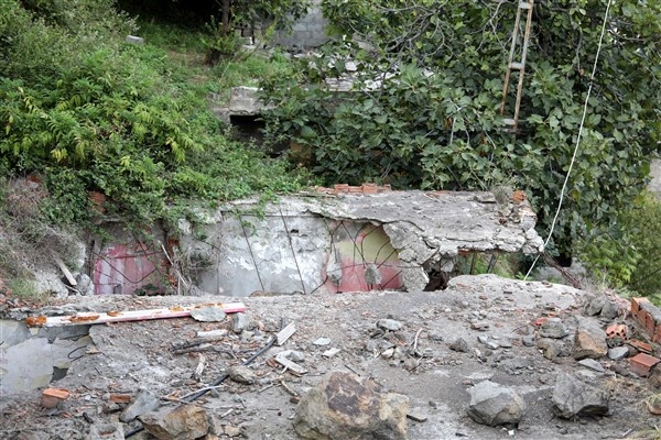 Kayalar yamaçtan koptu! Trabzon'da 10 ev boşaltıldı 10
