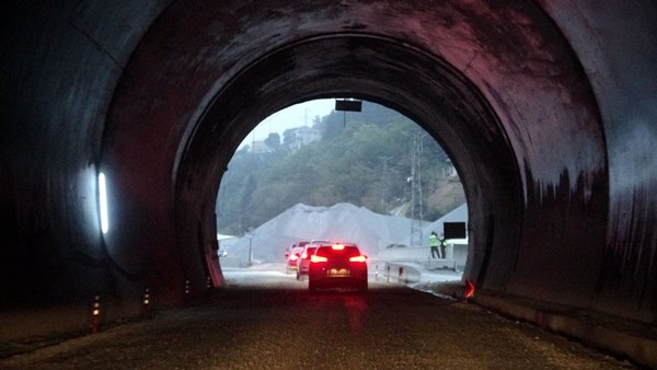 Avrupa'nın en uzunu olacak Zigana Tüneli'nin yüzde 76’sı tamamlandı 4
