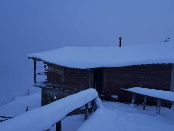Kaçkar Dağları'ndaki yaylalara kar yağdı 11