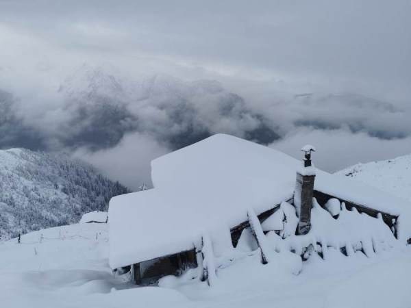 Kaçkar Dağları'ndaki yaylalara kar yağdı 9