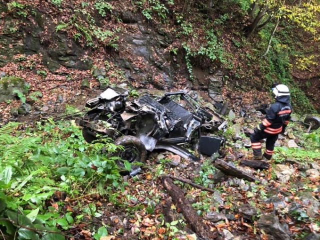 Trabzon'da kamyonet uçuruma yuvarlandı: 2 Yaralı 6