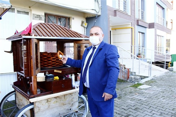 Trabzon'da takım elbiseli seyyar satıcı 3