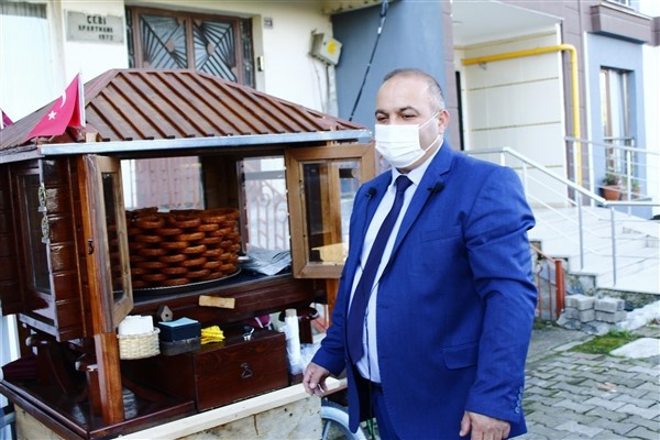 Trabzon'da takım elbiseli seyyar satıcı 5