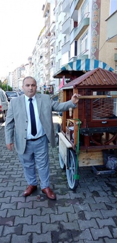 Trabzon'da takım elbiseli seyyar satıcı 15