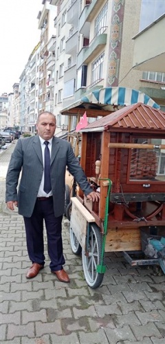Trabzon'da takım elbiseli seyyar satıcı 16