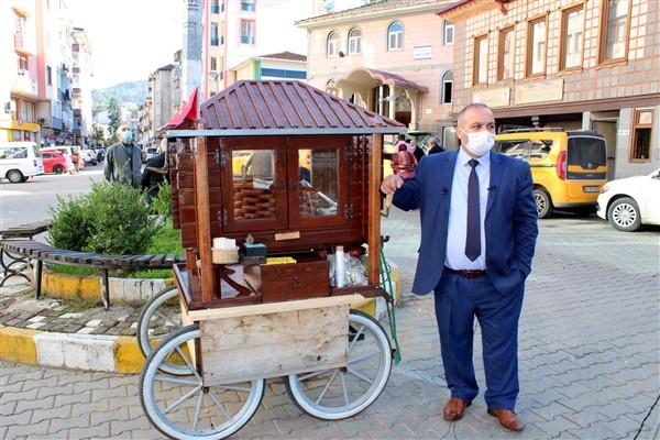 Trabzon'da takım elbiseli seyyar satıcı 4