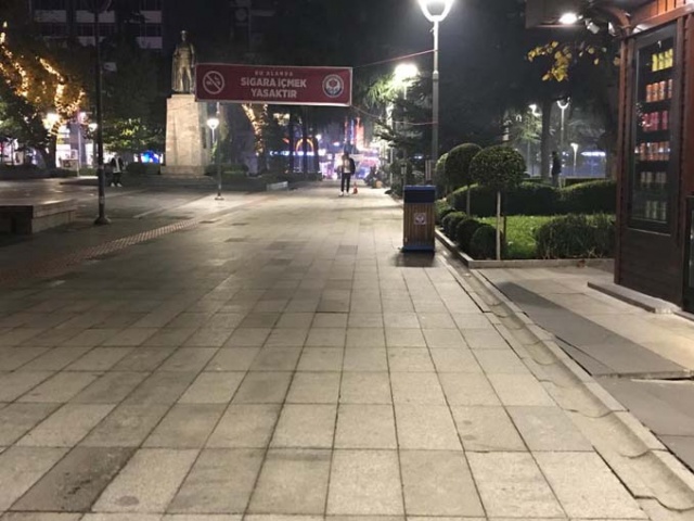 koronavirüsle  mücadele kapsamında Trabzon'da sokaklar boş kaldı. 4