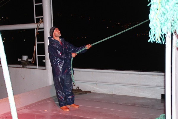 Karadeniz’de balıkçıların zorlu balık avı mesaisi 12