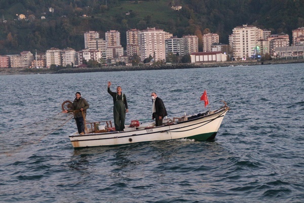 Karadeniz’de balıkçıların zorlu balık avı mesaisi 16