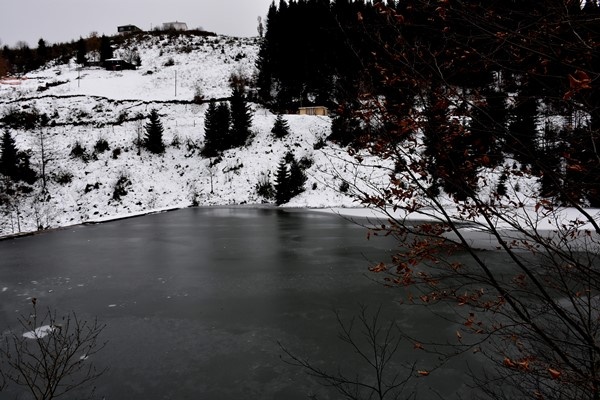 Trabzon'da doğa harikası Balıklıgöl buz tuttu 12