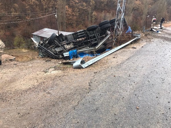 Trabzon'dan Giresun'a giden kamyon kaza yaptı 6