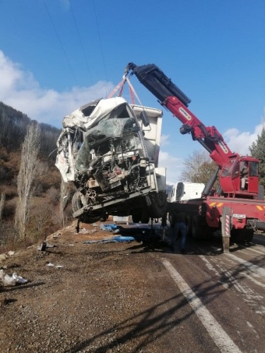 Trabzon'dan Giresun'a giden kamyon kaza yaptı 3