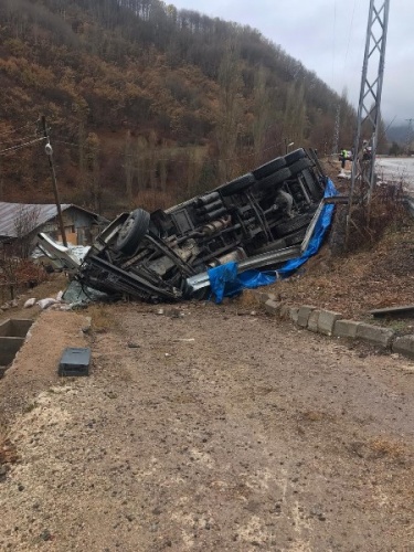 Trabzon'dan Giresun'a giden kamyon kaza yaptı 4