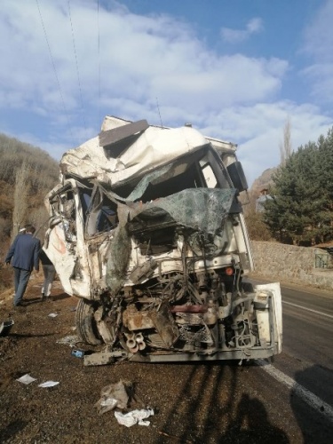Trabzon'dan Giresun'a giden kamyon kaza yaptı 2