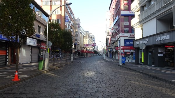 Trabzon'da yollar ve caddelerde sessizlik hakim 15