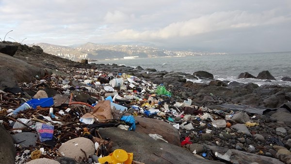 Trabzon'da denize atılanları dalgalar geri verdi 3