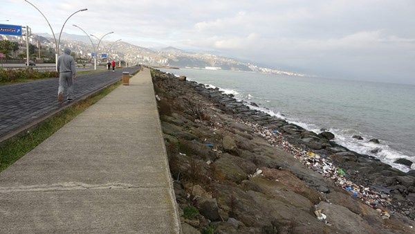 Trabzon'da denize atılanları dalgalar geri verdi 7