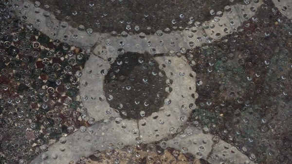 Ayasofya'da cam döşeme içine alınan mozaikler neredeyse gözükmüyor 2
