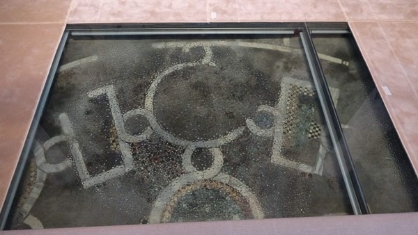 Ayasofya'da cam döşeme içine alınan mozaikler neredeyse gözükmüyor 5