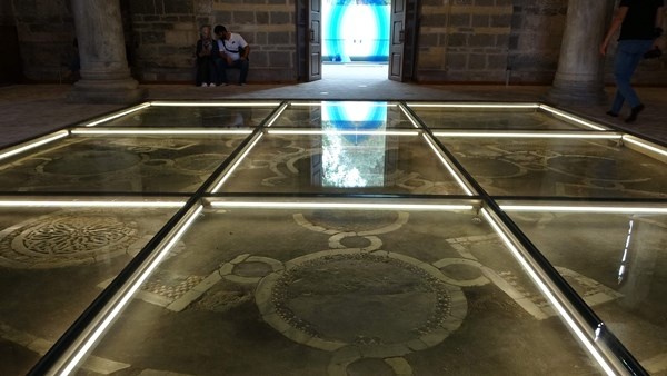 Ayasofya'da cam döşeme içine alınan mozaikler neredeyse gözükmüyor 4