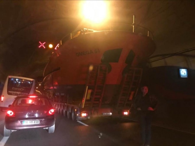 Trabzon'da tekne taşıyan çekici, tünele sıkıştı 6