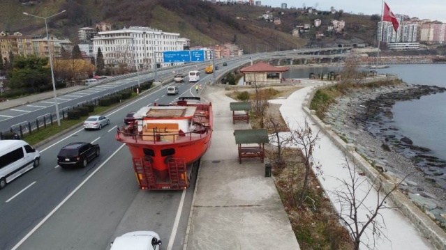 Trabzon'da tekne taşıyan çekici, tünele sıkıştı 3
