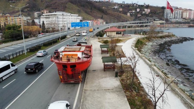 Trabzon'da tekne taşıyan çekici, tünele sıkıştı 5