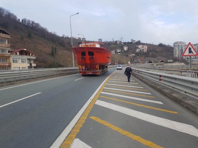 Trabzon'da tekne taşıyan çekici, tünele sıkıştı 9