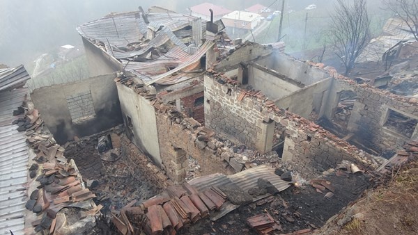 Trabzon'da yangının hasarı gün ağarınca ortaya çıktı 12