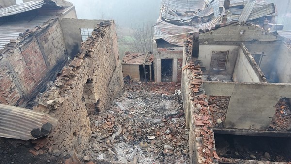 Trabzon'da yangının hasarı gün ağarınca ortaya çıktı 15