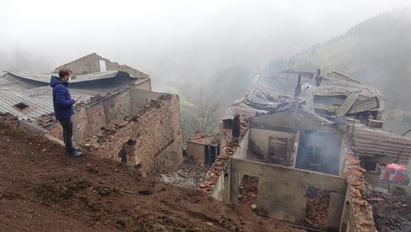 Trabzon'da yangının hasarı gün ağarınca ortaya çıktı 14