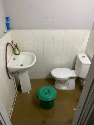Trabzon'da kanalizasyon suyu binayı bastı 4