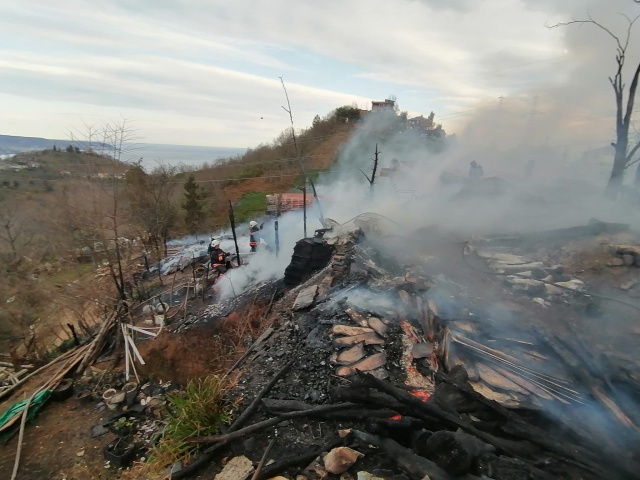 Trabzon'da ev yangınında hayvanlar telef oldu, 3 araç yandı 7