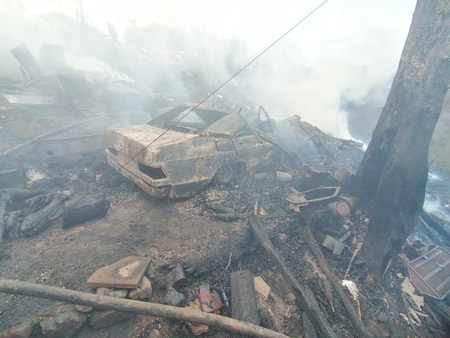 Trabzon'da ev yangınında hayvanlar telef oldu, 3 araç yandı 10