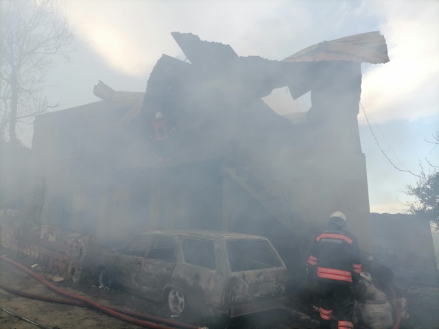 Trabzon'da ev yangınında hayvanlar telef oldu, 3 araç yandı 3