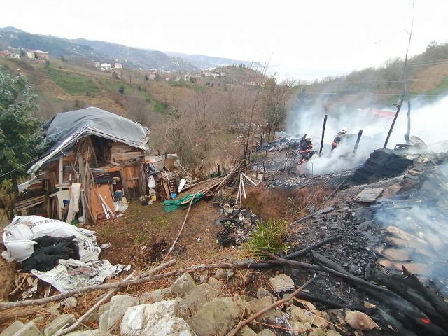Trabzon'da ev yangınında hayvanlar telef oldu, 3 araç yandı 9