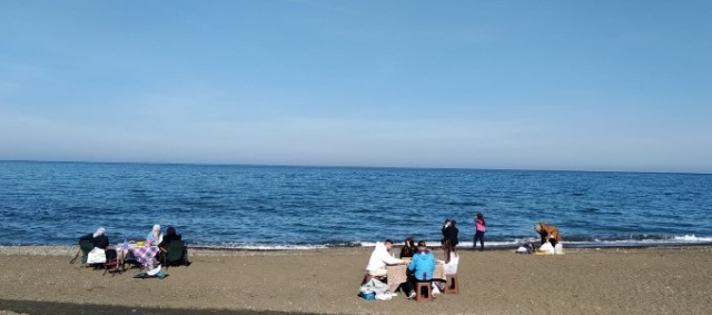 Trabzon'da güneşi gören sahile akın etti 5