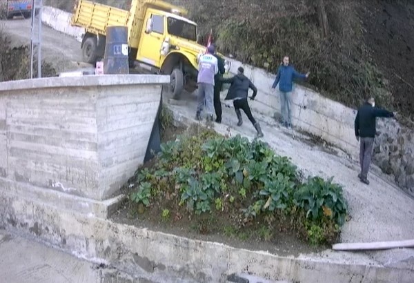 Trabzon'da kayan kamyonetten son anda kurtuldular 3