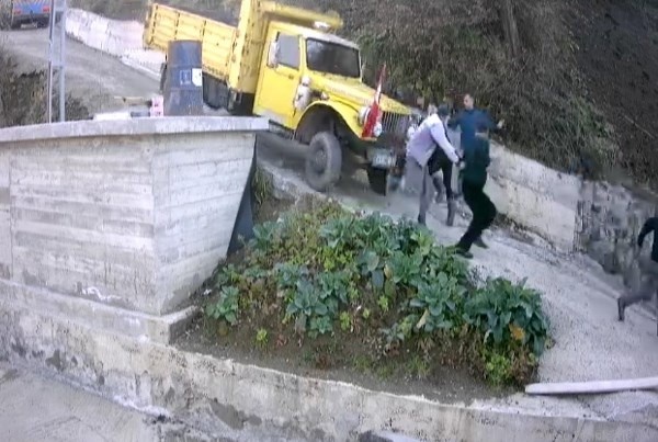 Trabzon'da kayan kamyonetten son anda kurtuldular 4