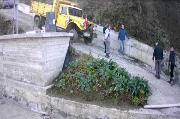 Trabzon'da kayan kamyonetten son anda kurtuldular 2