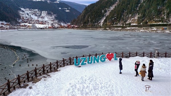Trabzon'da buz tutan Uzungöl'e ziyaretçi akını 3
