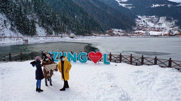Trabzon'da buz tutan Uzungöl'e ziyaretçi akını 15